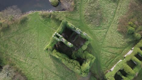 Vista-Aérea-De-Arriba-Hacia-Abajo-Del-Castillo-De-Menlo,-Galway