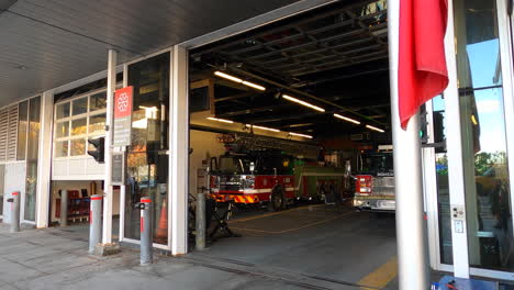 Feuerwehrauto-Verlässt-Die-Garage-Der-Städtischen-Feuerwache-In-Montreal-Für-Den-Notfall