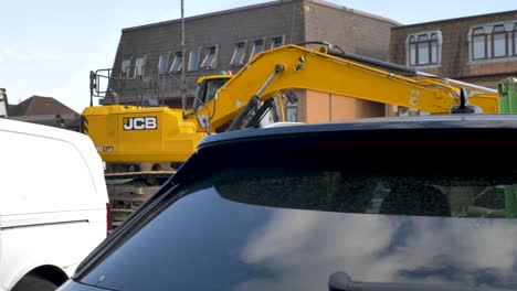 LKW-Mit-JCB-Bagger-In-Slough,-Großbritannien,-Juni-2024