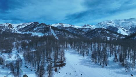 Eine-Atemberaubende-Winterberglandschaft-Mit-Schneebedeckten-Gipfeln-Und-Ruhigen,-Unberührten-Hängen