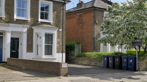 Exterior-De-Casa-Adosada-En-Venta-En-Ealing,-Londres,-Reino-Unido,-Junio-De-2024.