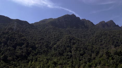 Gesundes-Ökosystem,-Grünes-Dschungeldach-Bedeckt-Die-Hänge-Der-Dramatischen-Berggipfel-In-Langkawi,-Malaysia