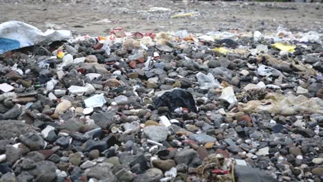 Primer-Plano-De-La-Carretera-Carter-De-Playa-Contaminada