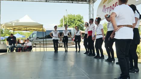 Bulgarische-Volkstanzgruppe-Unterhält-Mit-Choreografischer-Bühnenperformance