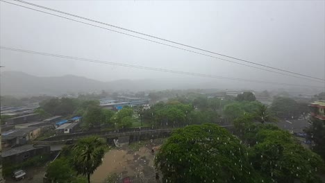 Starker-Regen-über-Den-Bergen-Zeitlupenansicht-Auf-Dem-Balkon-Des-Gebäudes-Regenzeit