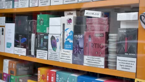 Außenansicht-Eines-Vape-Shops,-Der-Viele-Verschiedene-Marken-In-Ealing,-London,-Großbritannien,-Verkauft,-Juni-2024