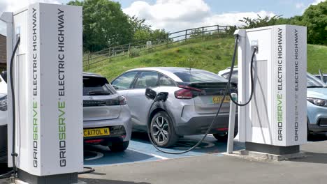 Gridserve-Ladestation-Für-Elektrofahrzeuge-Bei-Welcome-Break-Membury-Westbound-Services-M4-Vereinigtes-Königreich-Juni-2024