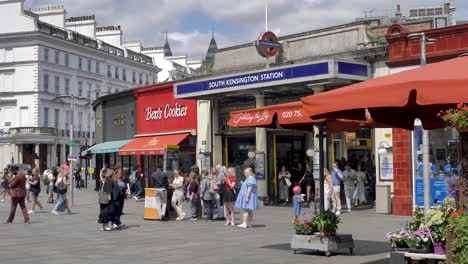 Außenansicht-Des-Eingangs-Zur-South-Kensington-Station,-London,-Großbritannien,-Juni-2024