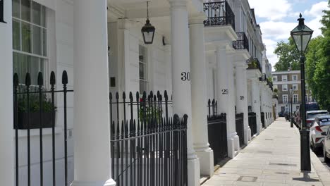 Exterior-De-Casas-Numeradas-De-Estuco-Blanco-En-South-Kensington-Londres-Reino-Unido-Junio-De-2024