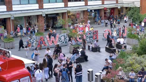 Centro-Comercial-Ealing-Broadway-Patio-Interior-Londres-Reino-Unido-Junio-De-2024