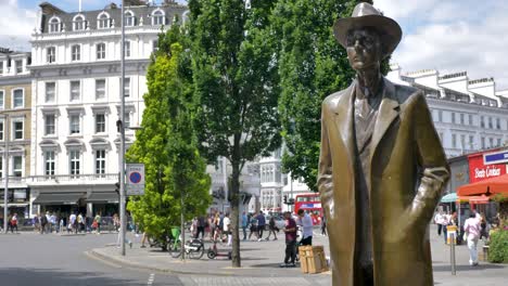 Béla-Bartók-Statue-In-South-Kensington,-London,-Vereinigtes-Königreich,-Juni-2024