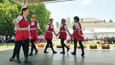 El-Grupo-De-Danza-Folclórica-De-Damas-Búlgaras-Hace-Una-Reverencia-Después-De-La-Presentación-En-El-Escenario