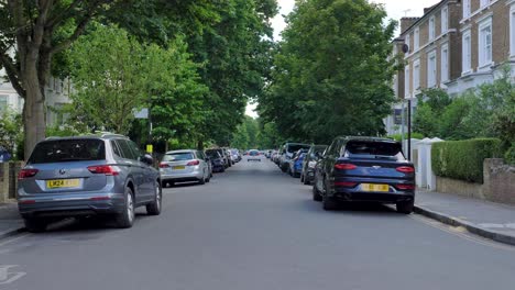 Autos-Fahren-Die-Windsor-Road-In-Ealing,-London,-Großbritannien,-Juni-2024-Entlang