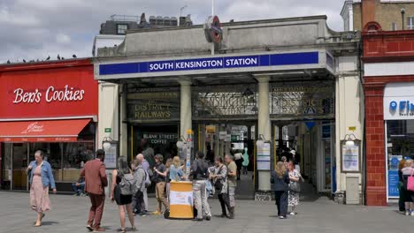 Exterior-De-La-Estación-De-Metro-De-South-Kensington-En-Londres,-Reino-Unido,-Junio-De-2024