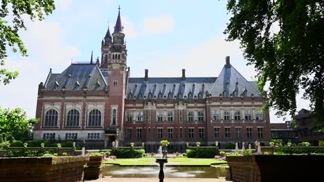 Vista-Lateral-Del-Palacio-De-La-Paz,-Sede-De-La-Corte-Internacional-De-Justicia-En-La-Haya,-Países-Bajos.