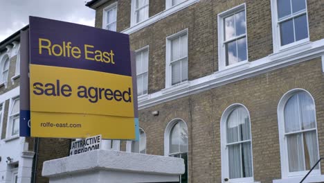 Immobilienmakler-Verkauf-Vereinbart-Schild-Vor-Haus-In-Ealing,-London,-Großbritannien,-Juni-2024