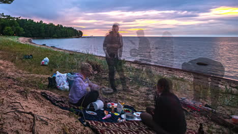 Zeitraffer-Gruppe-Von-Freunden-Macht-Ein-Feuer-Beim-Camping-Picknick-Bei-Sonnenaufgang-Neben-Dem-Fluss