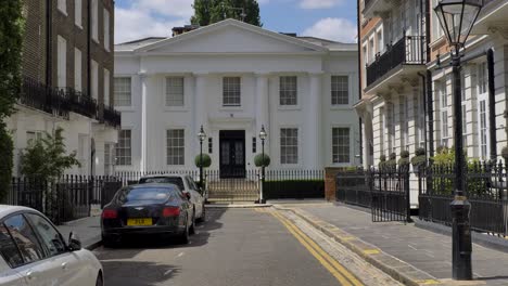 Exterior-De-La-Gran-Mansión-De-Estuco-Blanco-En-South-Kensington-Londres-Reino-Unido-Junio-De-2024