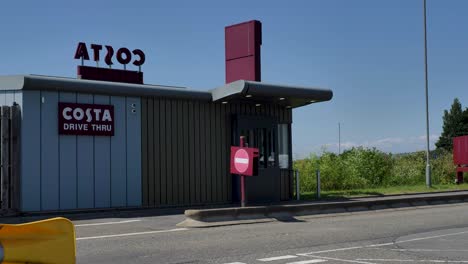 Costa-Drive-Thru-An-Autobahnraststätten-In-Sedgemoor,-Großbritannien,-Juni-2024