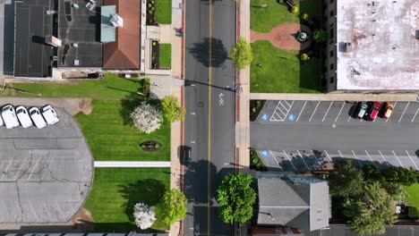 Drohne-Von-Oben-Nach-Unten-Von-Einer-Kreuzung-In-Einer-Kleinen-Amerikanischen-Stadt-Mit-Wohngebiet