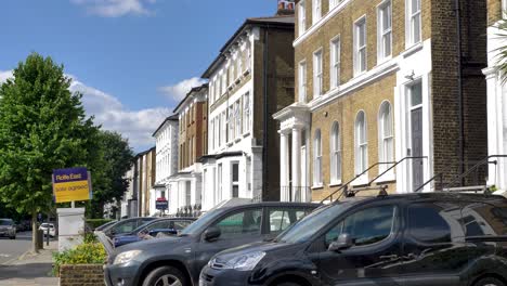 Außenansicht-Von-Häusern-In-Ealing-Mit-Immobilienmakler,-Verkauf-Vereinbart,-Schild,-Ealing,-London,-Großbritannien,-Juni-2024