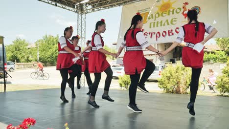 Bulgarische-Damen-Volkstanzgruppe-Unterhalten-Lebendige-Bühnenperformance