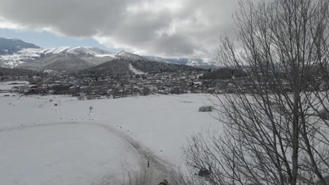 Una-Vista-Amplia-De-Colinas-Nevadas-Bajo-Un-Cielo-Nublado,-Que-Captura-La-Inmensidad-Y-La-Belleza-Del-Invierno