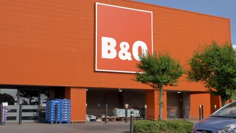 Außenansicht-Des-Großen-Bandq-In-Slough,-Großbritannien,-Juni-2024