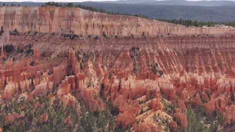 Perspectiva-Aérea-De-Las-Formaciones-Rocosas-En-El-Parque-Nacional-Bryce-Canyon,-Utah,-Mostrando-Sus-Características-Nítidas-E-Intrincadas.