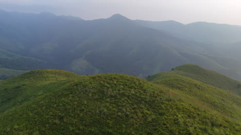 Wiesen-In-Vagamon,-Einem-Wunderschönen-Bergort-In-Kerala,-Indien,-Vagamon-Wiesen-Karge-Hügel-Motta-Kunnu