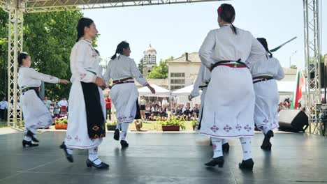 Un-Grupo-De-Danza-Folclórica-Búlgara-Entretiene-Con-Una-Actuación-Coreografiada-En-El-Escenario.