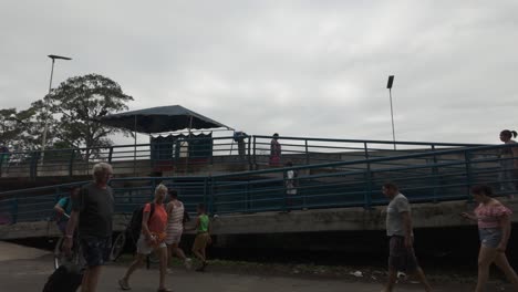 Gente-Caminando-En-El-Cruce-Fronterizo-De-Sixaola-Entre-Panamá-Y-Costa-Rica-En-Un-Día-Nublado