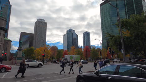 Fußgänger-überqueren-Die-Straße-Und-Den-Stadtverkehr-In-Der-Innenstadt-Von-Montreal