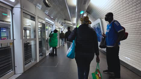 Zeitlupenvideo-Von-Menschen,-Die-In-Einer-U-Bahn-Station-In-Paris,-Frankreich,-Auf-Einen-Zug-Warten