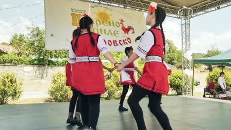 Bulgarische-Damen-Volksgruppentanz-Livley-Choreografierte-Bühnenperformance