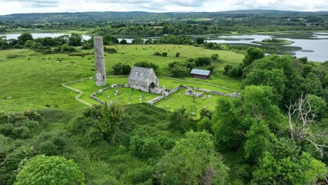 Drohne-Bewegt-Sich-Langsam-Direkt-Auf-Holy-Island-Lough-Derg-Shannon-River-Irland-Epische-Orte-An-Einem-Sommertag