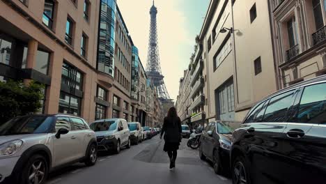 Rückansicht-Einer-Touristin,-Die-Durch-Die-Berühmten-Straßen-Von-Paris-Spaziert