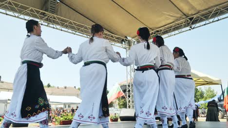 Bulgarische-Damen-Volkstanzgruppe-Choreographie-Unterhalten-Festivalmassen