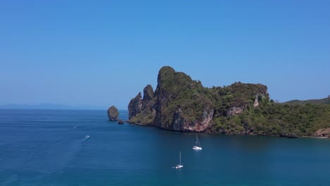 Catamarán-Navega-En-Aguas-Turquesas-Cerca-De-Una-Isla-Tropical-Tailandesa-En-Un-Día-Soleado