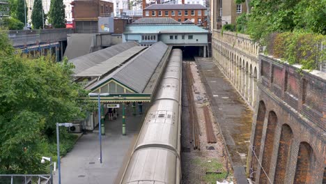 Außenansicht-Der-South-Kensington-Station,-Als-Die-U-Bahn-Im-Juni-2024-Von-London,-Großbritannien,-Abfährt