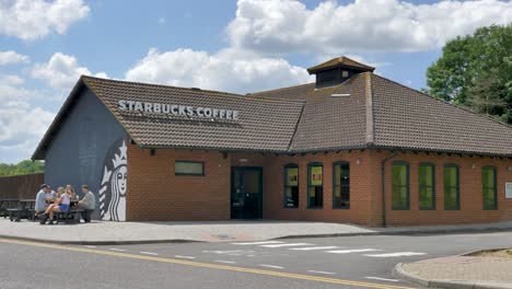 Außenansicht-Der-Starbucks-Kaffeekette-Bei-Membury-Westbound-Services-M4-Vereinigtes-Königreich-Juni-2024