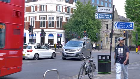 Broadway-Lleno-De-Actividad-Ealing-Londres-Reino-Unido-Junio-De-2024