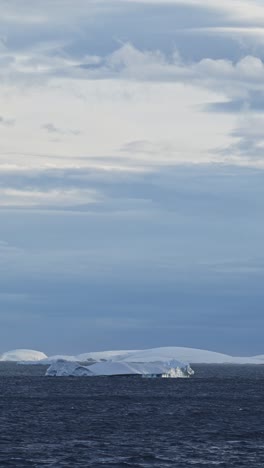 Sonnenuntergang-Eisberg-Seelandschaft-Aus-Eis-Und-Meer-In-Der-Antarktis,-Vertikales-Winter-Naturvideo-Der-Antarktischen-Halbinsel-Für-Soziale-Medien,-Instagram-Reels-Und-Tiktok,-Meerwasser-Und-Blaue-Eisige-Landschaftskulisse