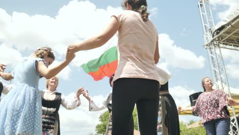 Multitud-Búlgara-Realiza-La-Tradicional-Danza-Horo-Festival-De-Verano-Petrovden