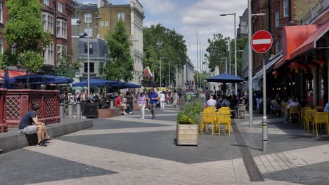 Locales-Y-Turistas-Explorando-La-Carretera-De-Exposiciones-En-South-Kensington-Londres-Reino-Unido-Junio-De-2024