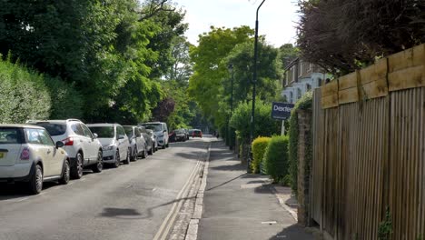 Schöne-Straße-Am-Sommerabend-In-Ealing,-London,-Großbritannien,-Juni-2024