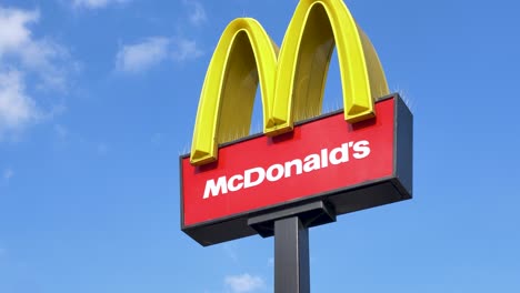 McDonalds-Schild-Vor-Blauem-Himmel-In-Slough,-Großbritannien,-Juni-2024