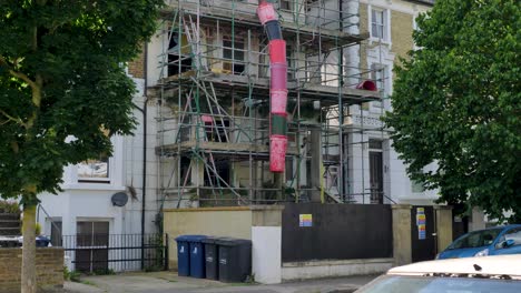 Exterior-De-Una-Casa-De-época-Detrás-Renovada-En-Ealing,-Londres,-Junio-De-2024