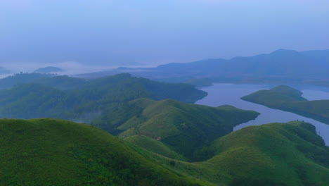 Prados-Vagamon-Y-Prados-De-Montes-Forestales-Mañana-Brumosa