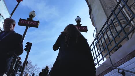 Frau,-Die-An-Einem-Sonnigen-Tag-Die-Treppe-Zum-Ausgang-Einer-Pariser-U-Bahn-Station-Hinaufgeht---Paris,-Frankreich